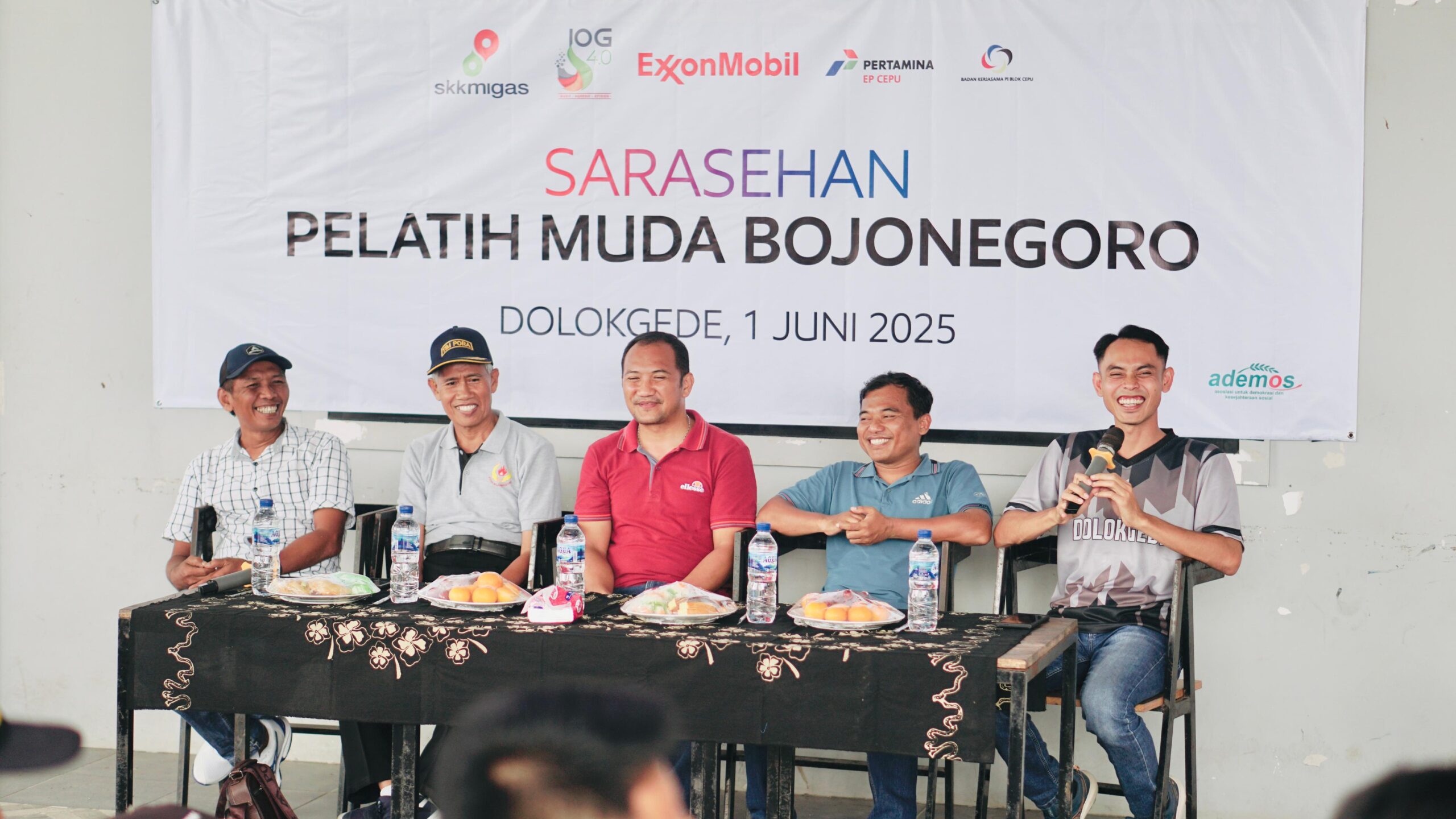 Pelatih sepakbola dini.