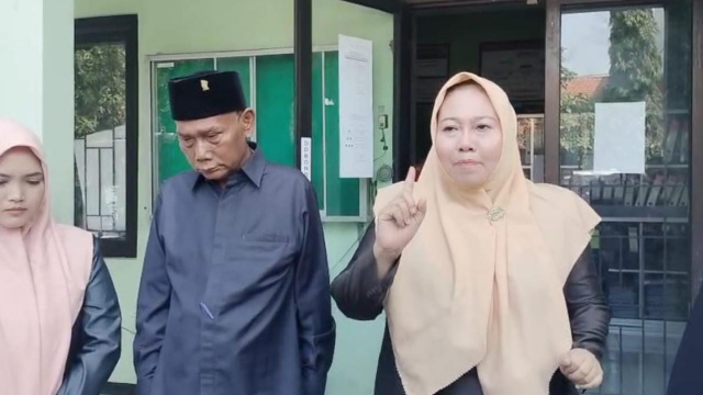 Wakil Ketua III DPRD Bojonegoro, Hj. Mitroatin melakukan sidak.