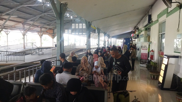 Para penumpang di ruang tunggu Stasiun KA Bojonegoro.