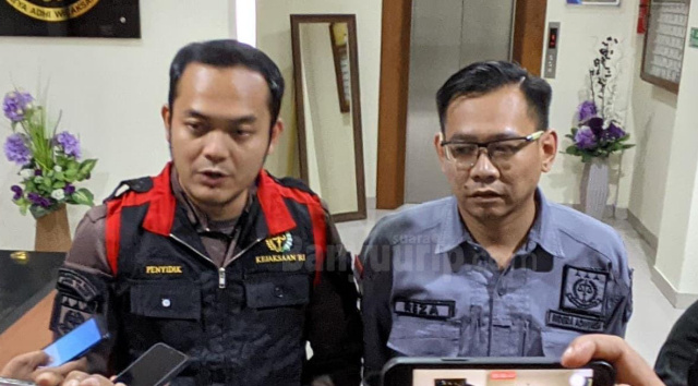 Kasi Intel Kejari Bojonegoro, Reza Aditya Wardana dan Kasi Pidsus Aditia Sulaeman.