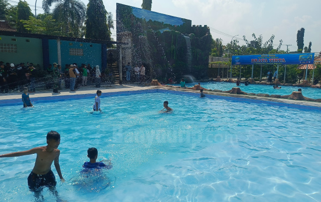 Kolam Renang Brata Tirta di Desa Brabowan