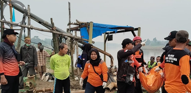 Evakuasi korban tenggelam