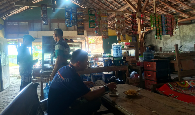 Kustam penjual mamin di Gayam.