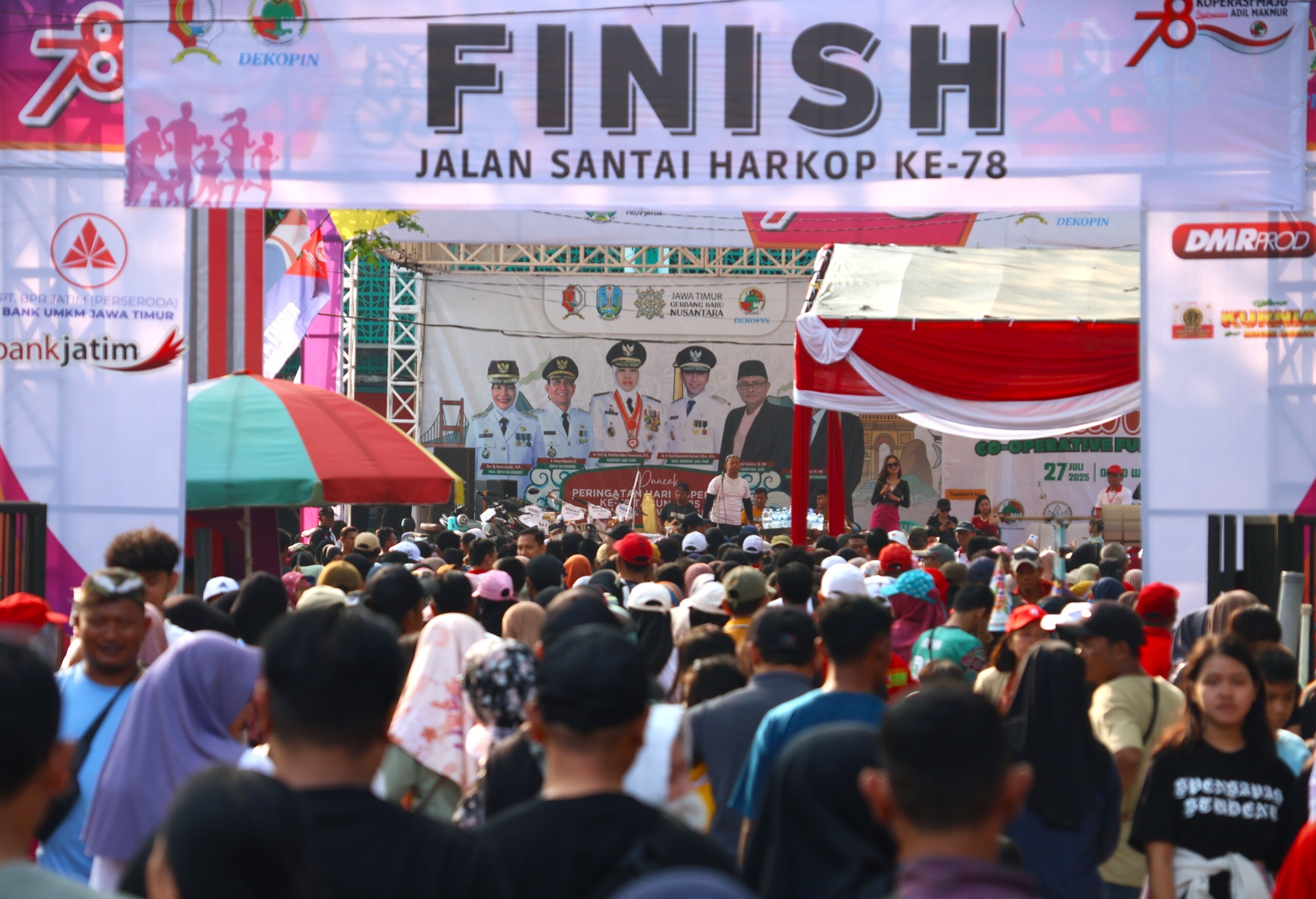 Jalan santai Hari Koperasi.