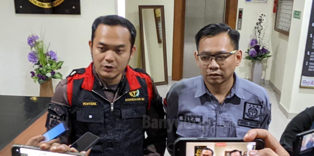 Kasi Pidsus dan Kasi Intel Kejari Bojonegoro, Aditia Sulaeman (kiri) dan Reza Aditya Wardana (kanan)
