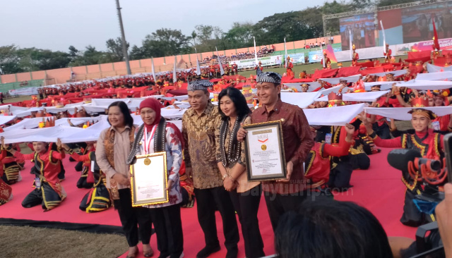 Representatif MURI, Sri Widayati memberikan piagam penghargaan kepada Pemerintah Provinsi Jatim dan Bojonegoro.