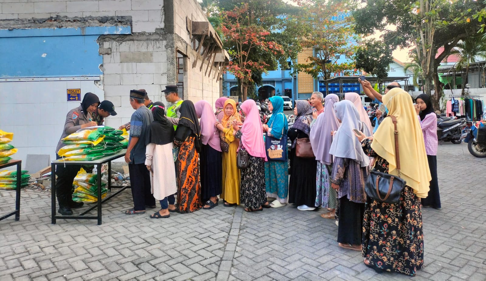 Jemaah pengajian ahad pagi sedang antre beras stabilisasi pasokan dan harga pangan (SPHP) kemasan 5 kg dengan harga Rp 11.500 per kilogram.