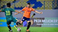 TOP SKOR: Moch Teguh Rahayu (jersey orange), striker PKDI Bojonegoro saat berebut bola dengan pemain PKDI Magetan di turnamen PKDI Cup 2025 se Jawa Timur di Stadion Gelora Joko Samudro, Gresik.(fot/ist)