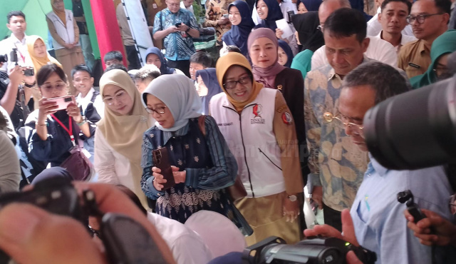 Kadinkes Pemkab Bojonegoro, Ninik Susmiati di lokasi CKG, SMPN 1 Padangan.