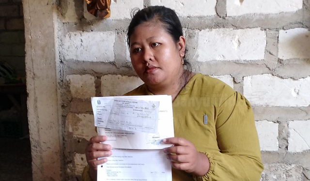 Juli Astutik menunjukkan sejumlah keterangan dari RSUD Dr. Soetomo.