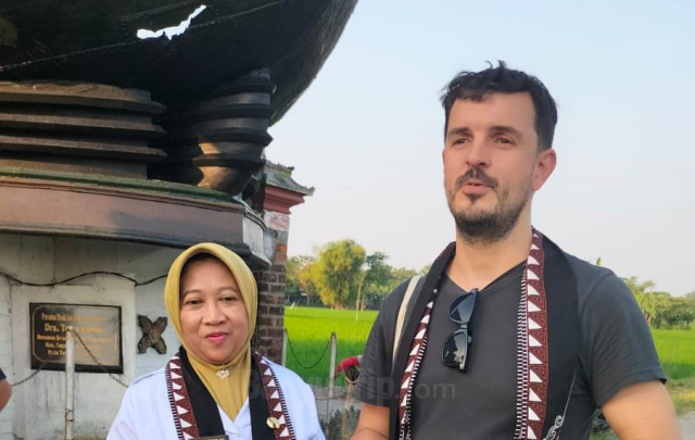 Camat Gayam dan turis asal Spanyol, Rodrigo Parencko.