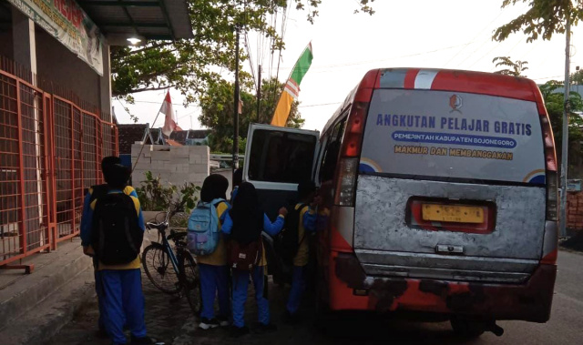 Angkutan pelajar gratis.