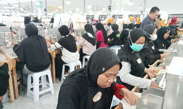 Buruh pabrik rokok di MPS Dander, Kabupaten Bojonegoro.