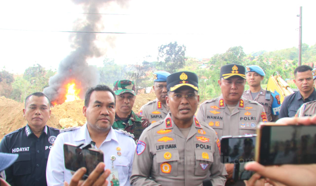 Wakapolda Jateng, Brigjen Pol Latif Usman tinjau kebakaran sumur minyak di Blora.