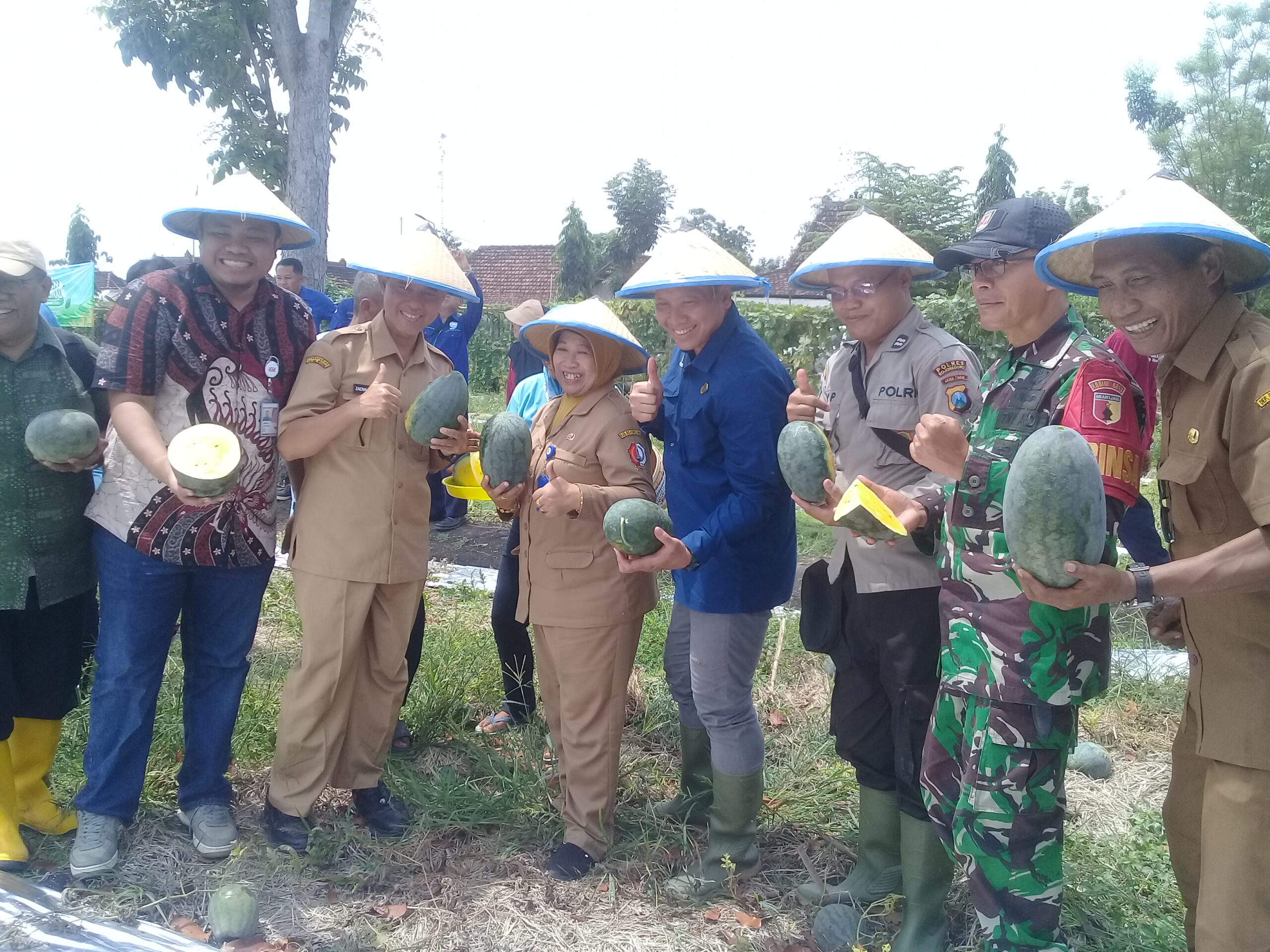 Petani sekitar lapangan banyu urip.