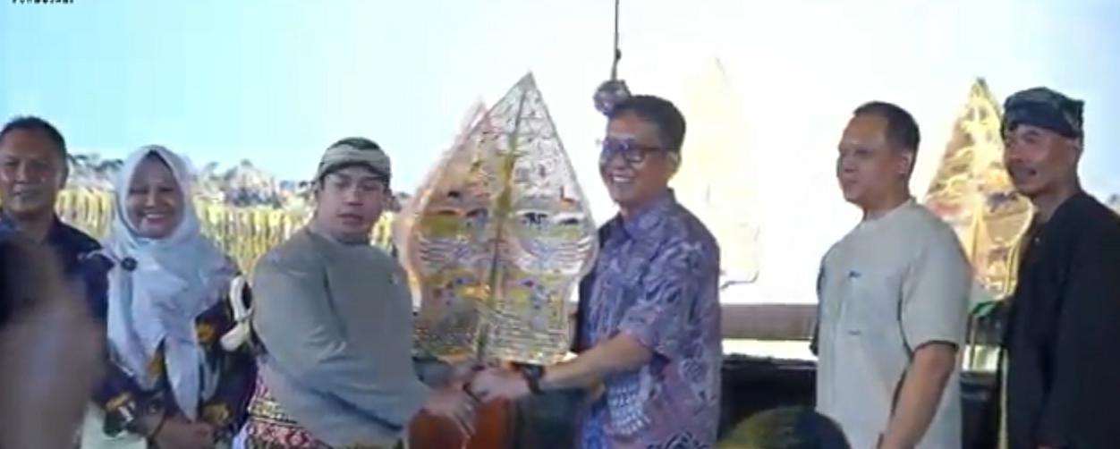 Bupati Bojonegoro saksikan wayang kulit.