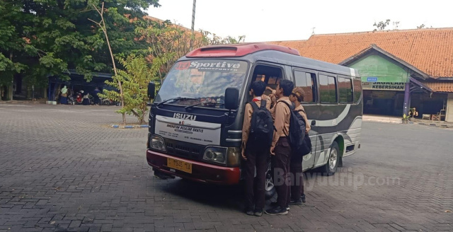 Angkutan pelajar gratis.