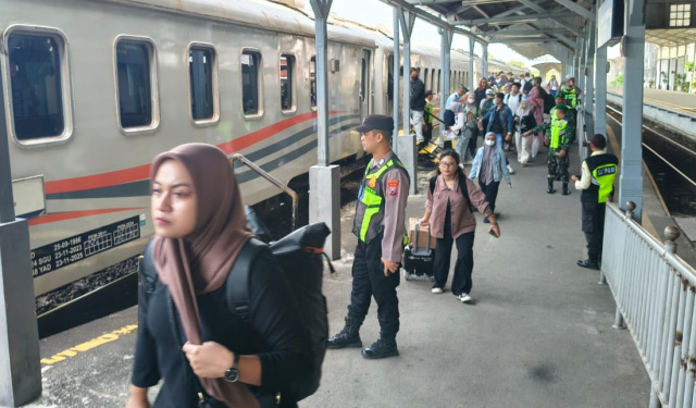 Penumpang KA di Stasiun Bojonegoro.