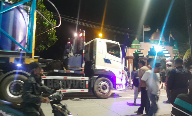 Warga hentikan alat berat