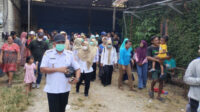 Camat Baureno, Dery Aprilianto saat sidak kandang ayam.
