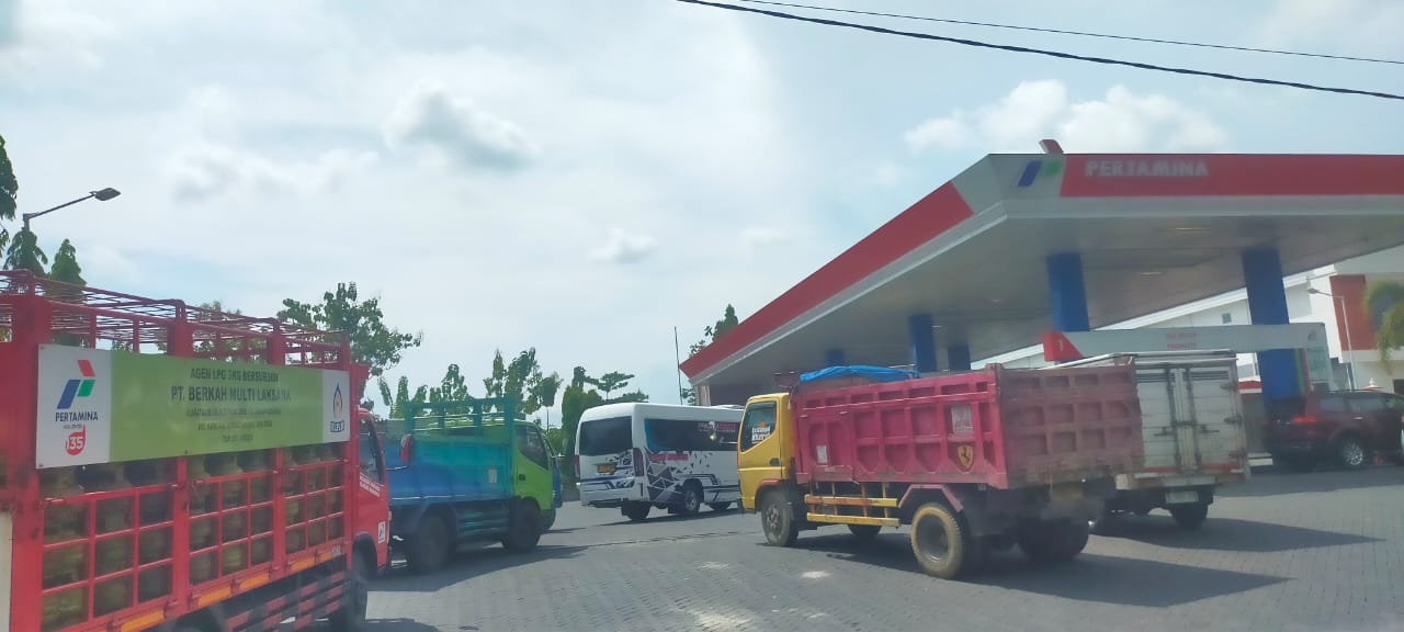 Antrean mengular di SPBU Bojonegoro.