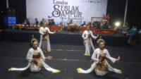 Para penari saat mengikuti Lomba Seblak Sampur di Desa Sobontoro.