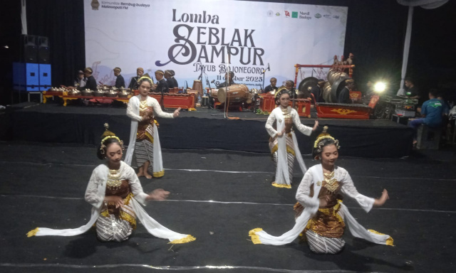 Para penari saat mengikuti Lomba Seblak Sampur di Desa Sobontoro.