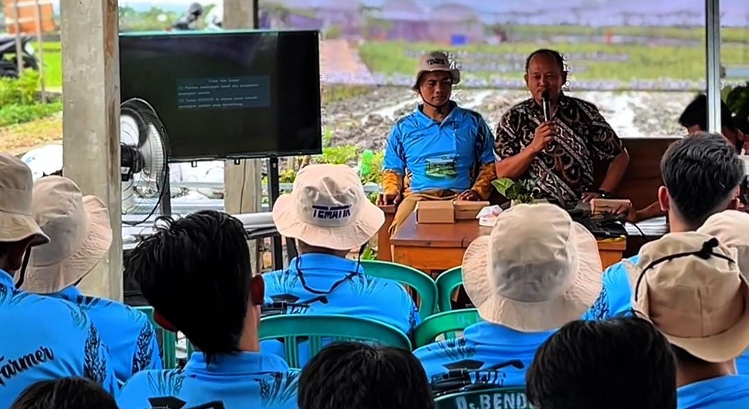 Petani milenial Bojonegoro. Petani milenial Bojonegoro.