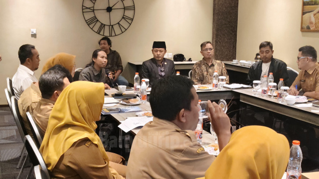 AW Syaiful Huda sedang berdiskusi