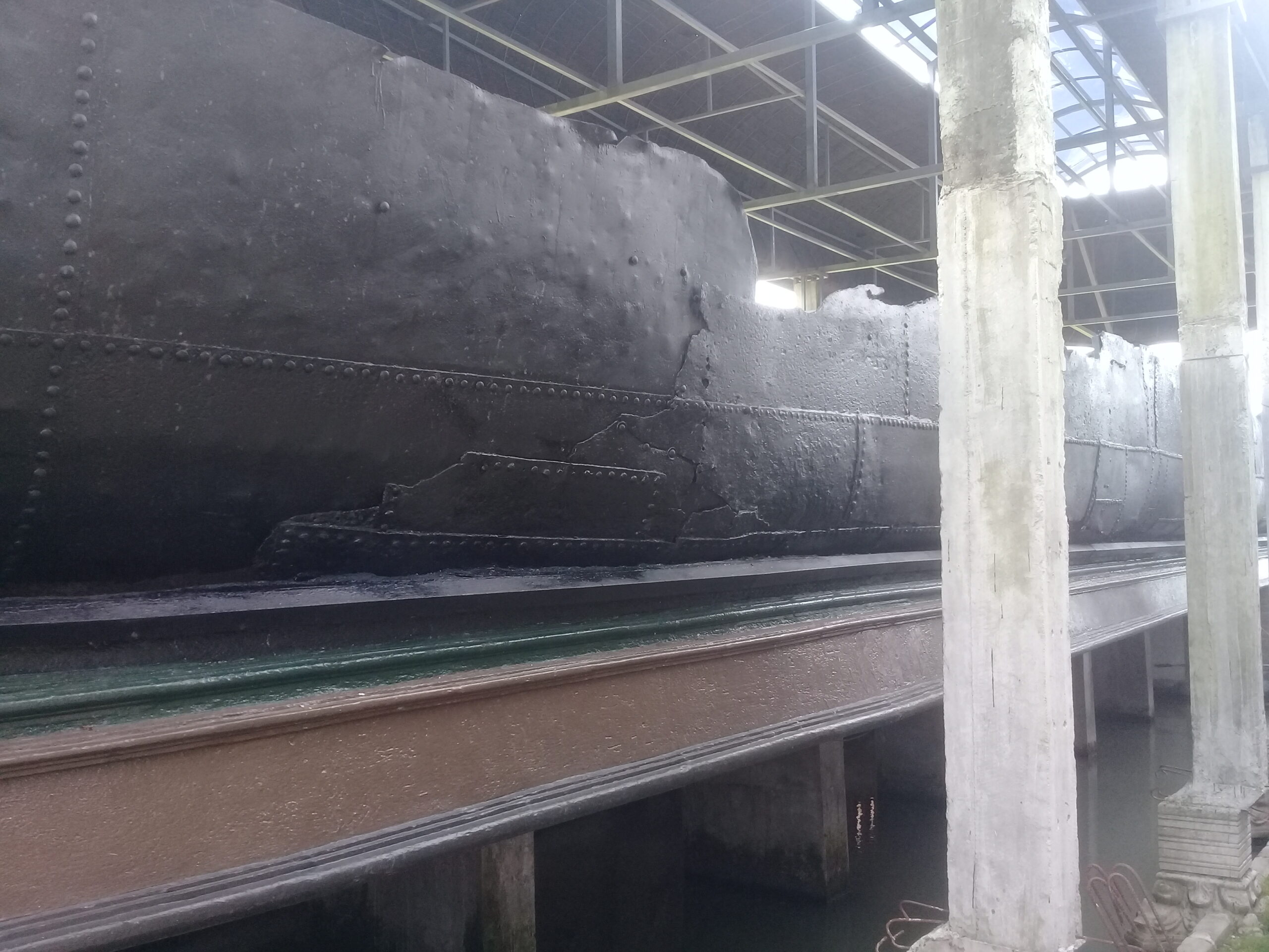 Wisata perahu besi kuno.