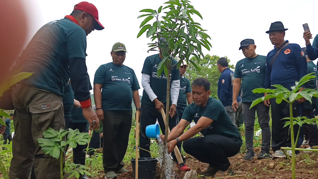 Bupati tanam pohon