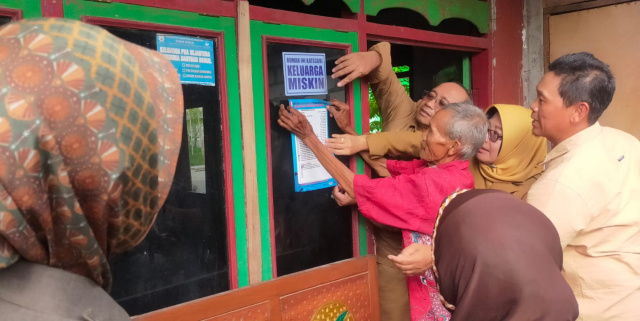 Pasang stiker keluarga miskin