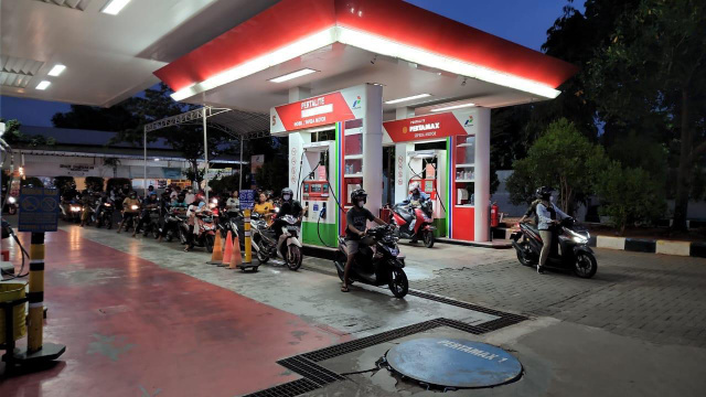 Pengisian BBM di salah satu SPBU berjalan normal