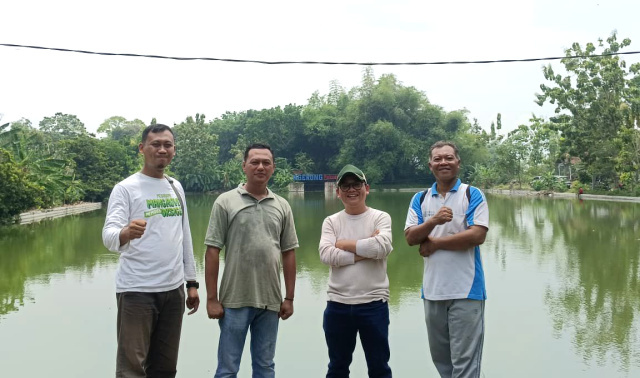 Perwakilan EMCL dan tim LIMA2B di Danau di Atas Bukit Kapur Tuban