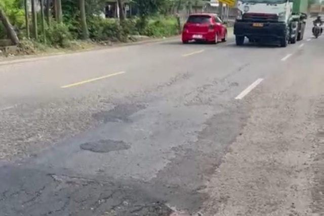 Jalan Bojonegoro - Babat ditambal secara darurat.