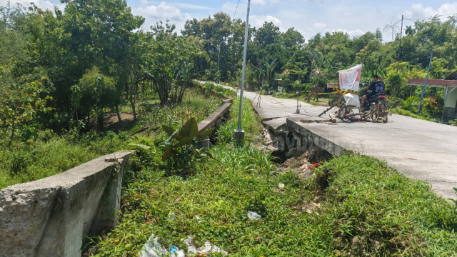 Jalan Ngasem-Dukohkidul rusak