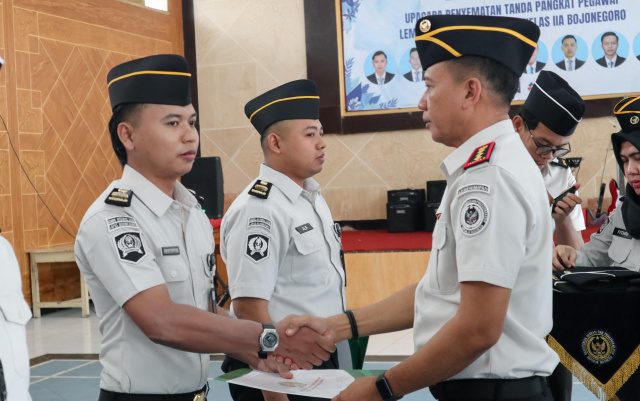 Kalapas sematkan tanda kenaikan pangkat