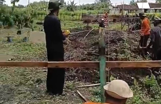 IMG_20260213_205519 Warga bangun pagar makam desa Bonorejo