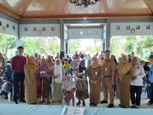 Warga Blok Cepu Terima Bansos.