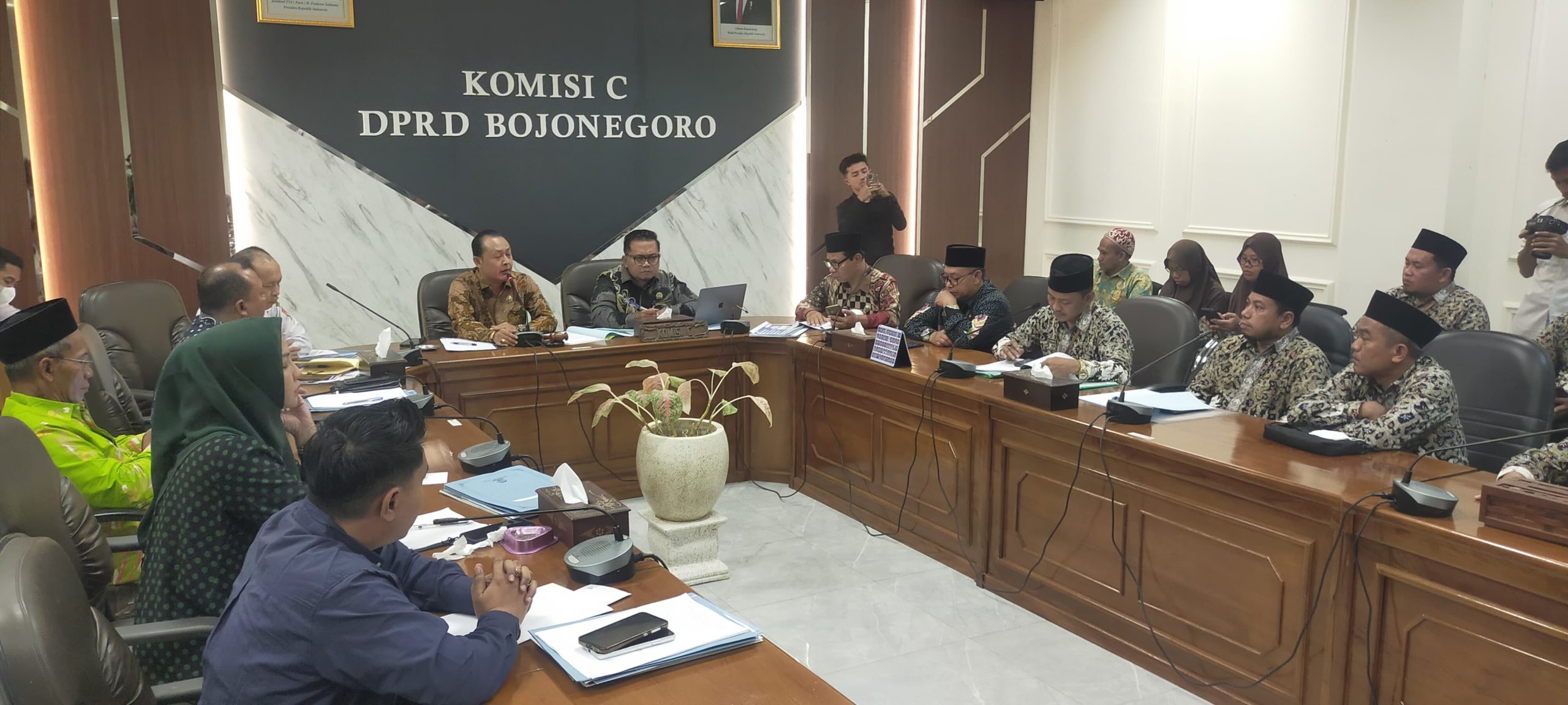 Guru honorer madrasah bojonegoro.