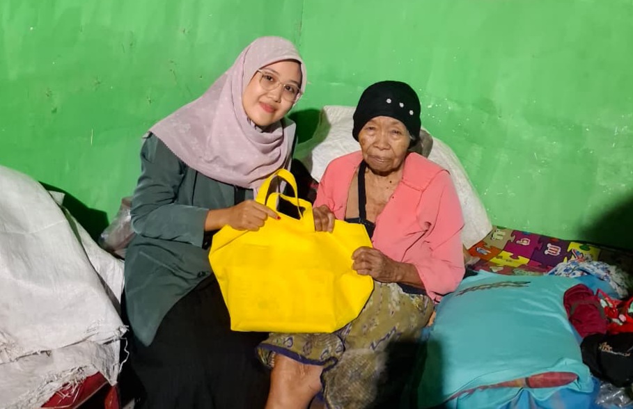 IPNU-IPPNU melalui program IPPNU Care menyalurkan bantuan sembako kepada lansia