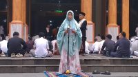 Wabup Nurul Azizah memberikan sambutan di Masjid Agung Darussalam Bojonegoro.(arifin jauhari) Wabup salat idulfitri.