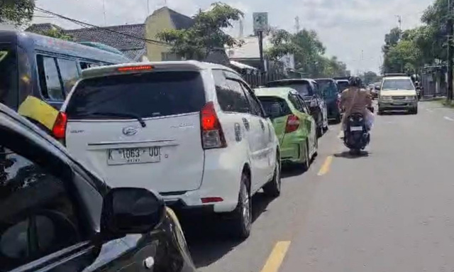 Jalan nasional Bojonegoro macet.