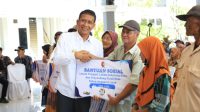Bupati Wahono serahkan bantuan sosial
