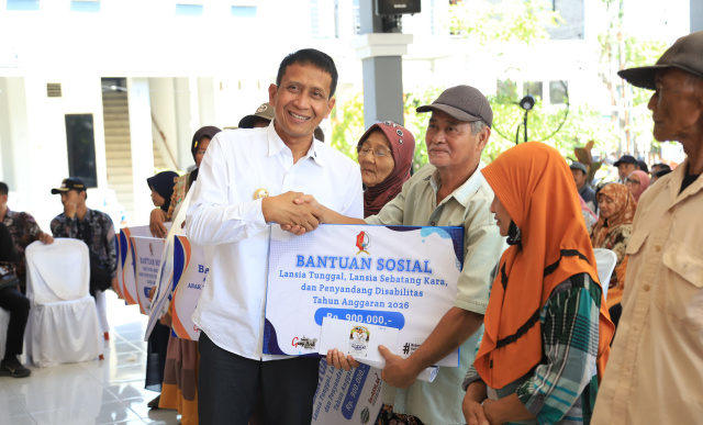 Bupati Wahono serahkan bantuan sosial