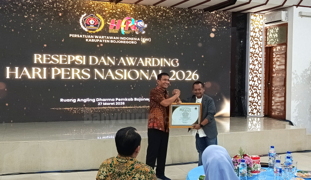 Bupati Setyo Wahono terima penghargaan PWI