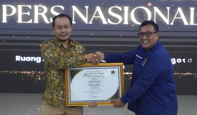Abdulloh Umar raih penghargaan PWI