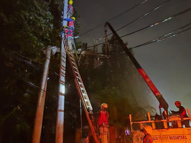 PLN perbaiki tiang listrik terdampak puting beliung