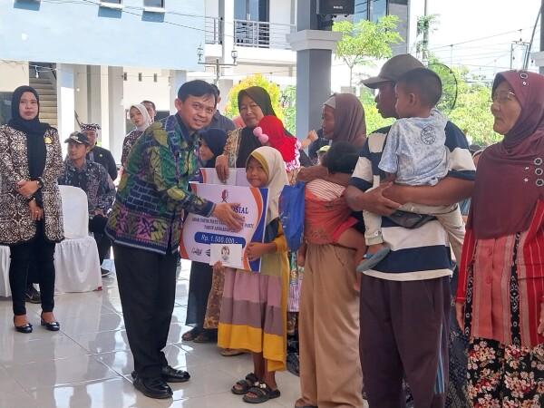 Pemkab Bojonegoro salurkan bansos.