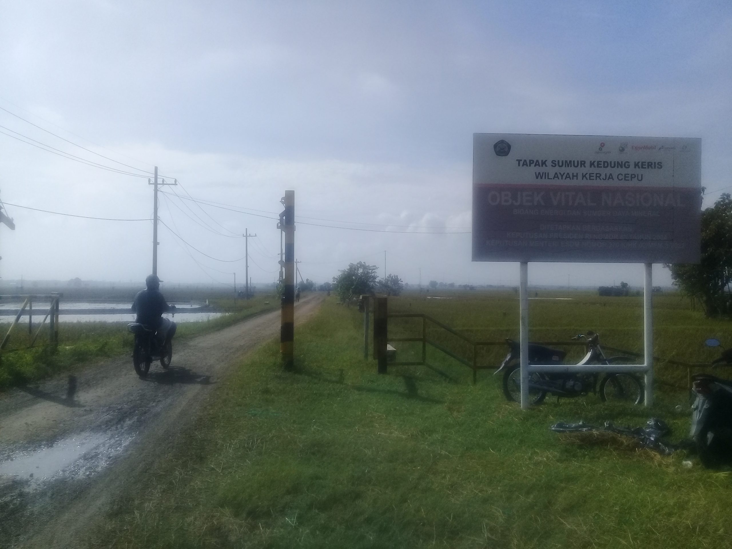 Jalan menuju lapangan minyak Kedung Keris.